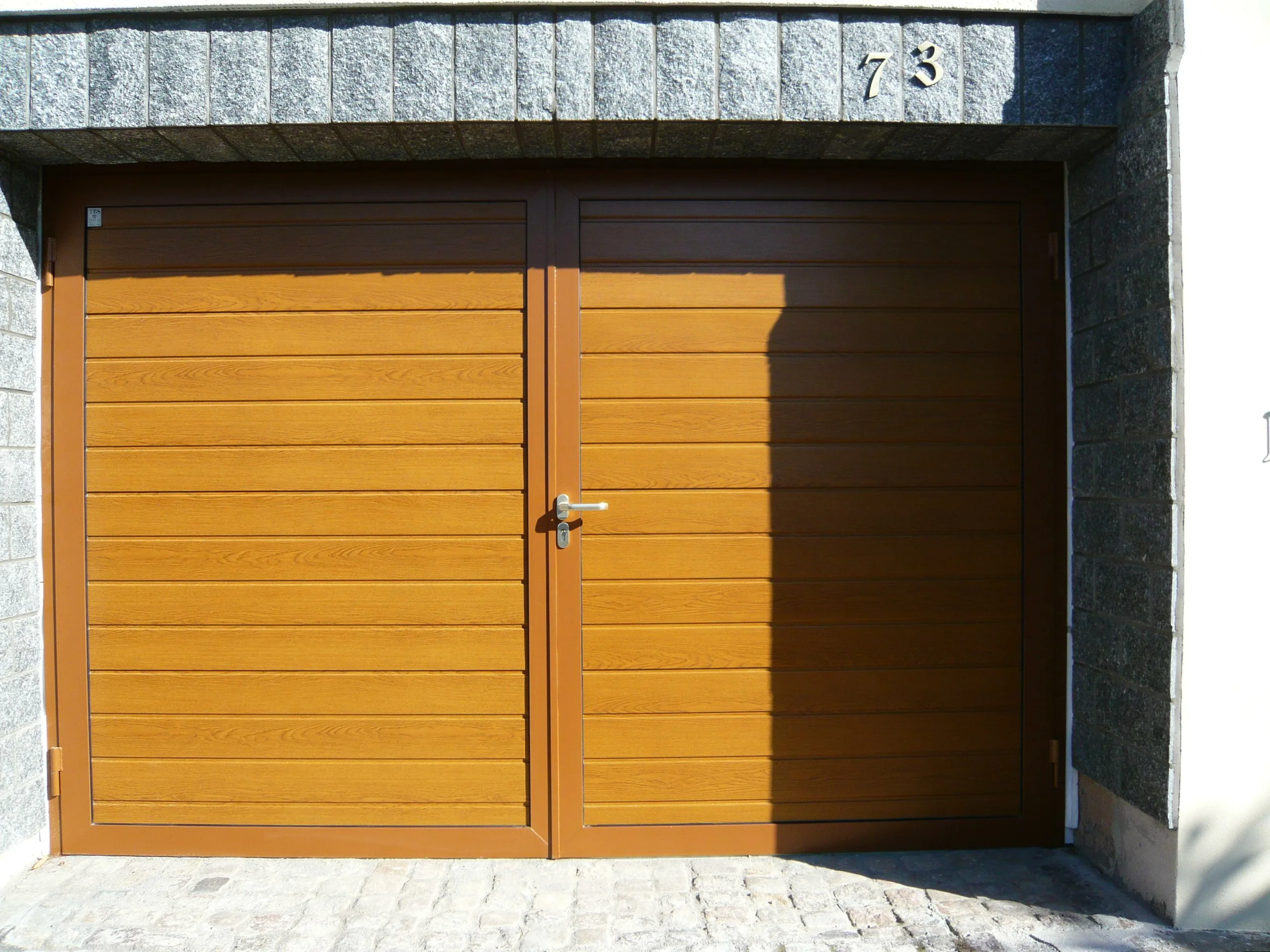 159 Flügeltor G40 PU-ausgeschäumte Füllung, Folierung Gold Eiche