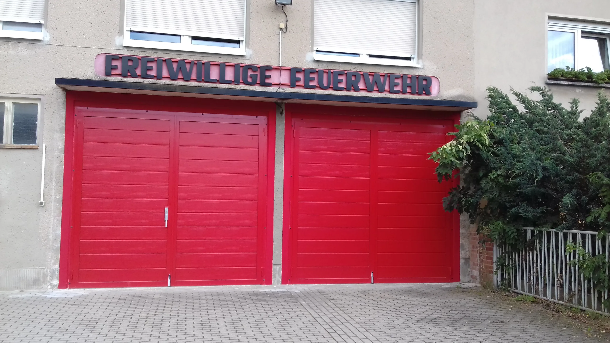 Alphaflügeltor Feuerwehr, schwerer Treibriegelverschluss