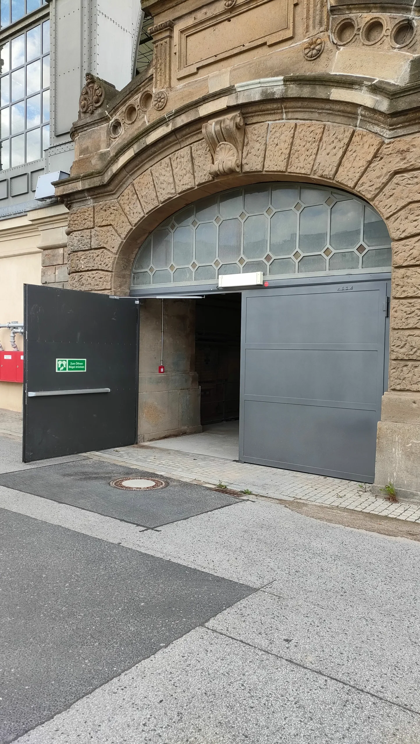 Alphaflügeltor mit Blech und ISO, Panikbeschläge