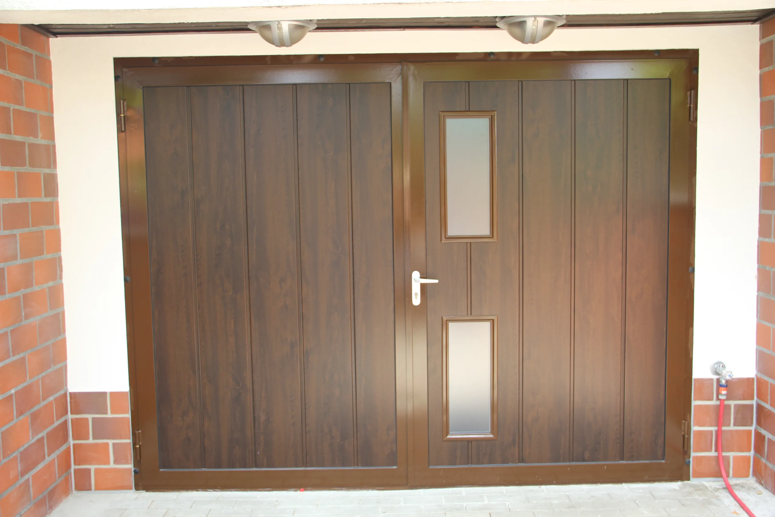 Alphaflügeltor mit Glas in Lamelle, Deco