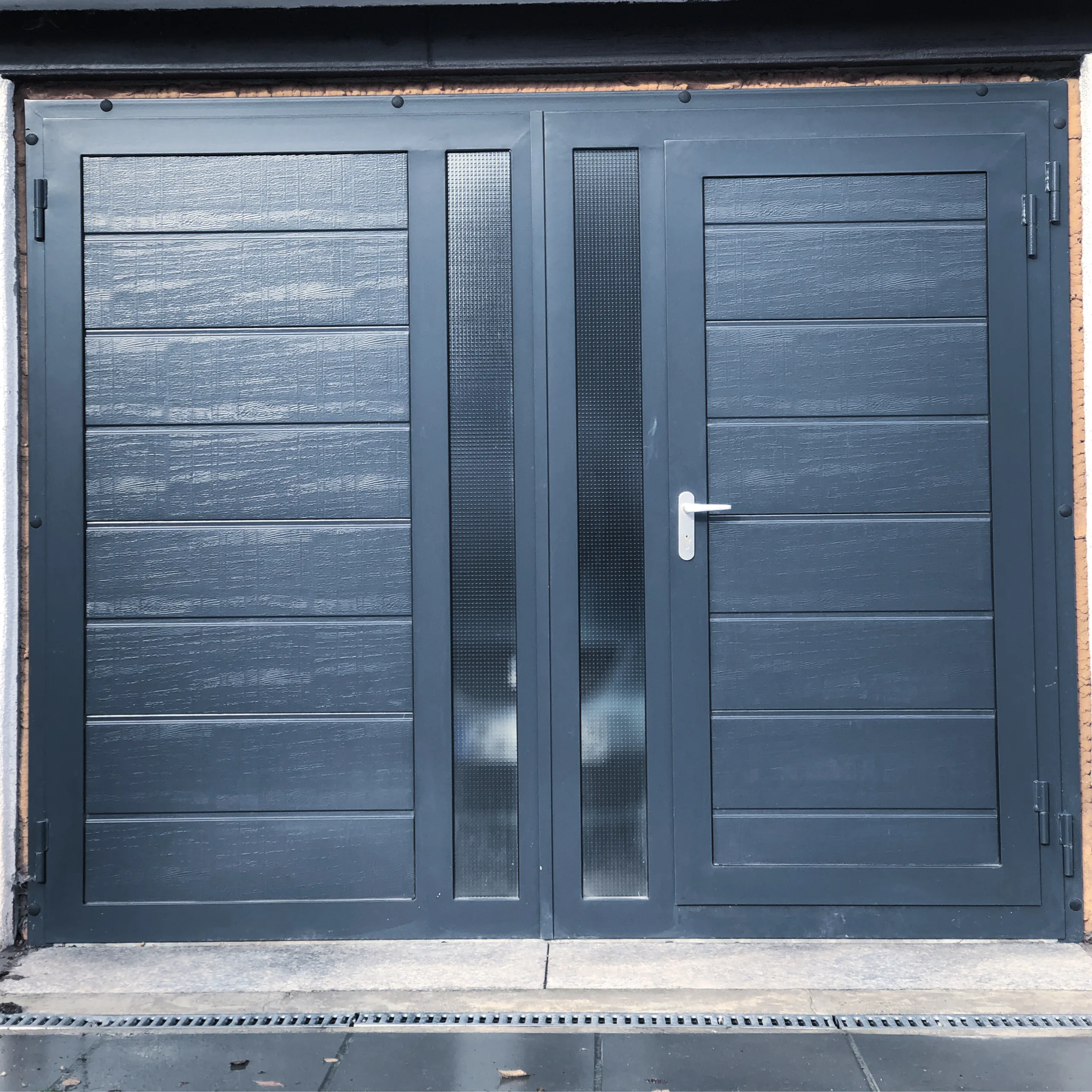 Alphaflügeltor mit Schlupftür