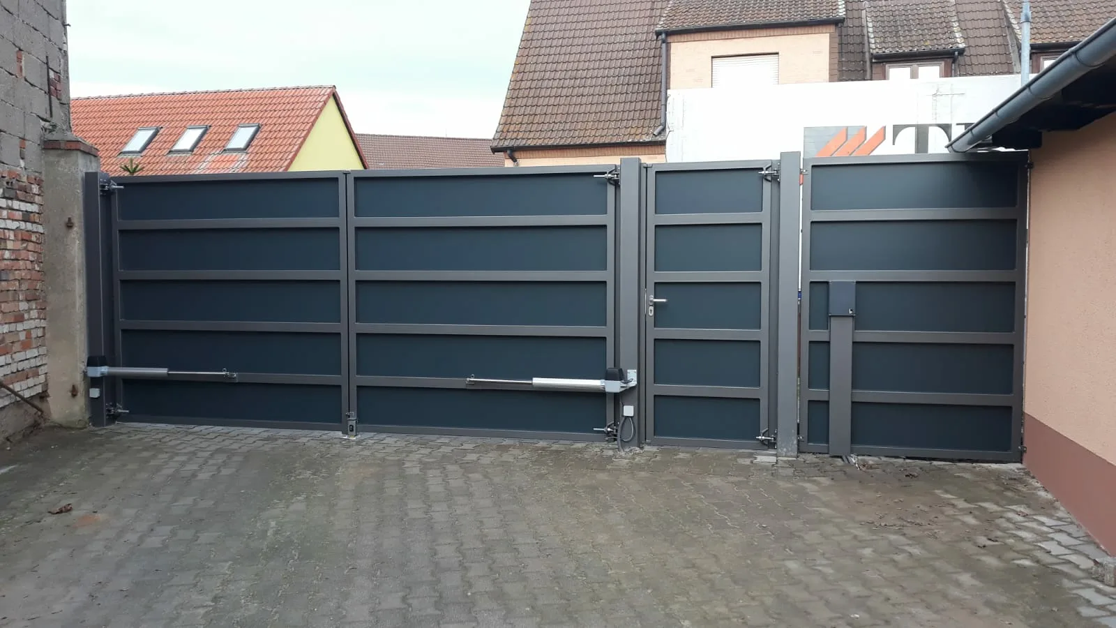 Dreflügeltoranlage Trespa innen