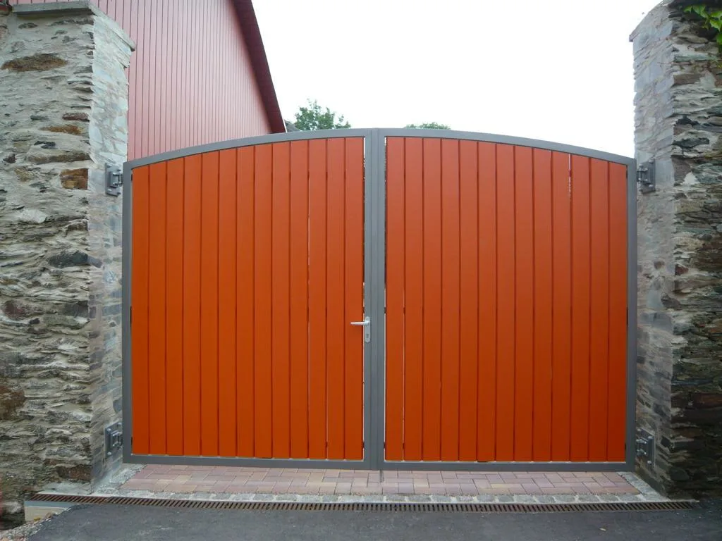 Dreh-Flügeltor, Füllung Nord.-Fichte Glattkant (winddurchlässig – blickdicht) RAL