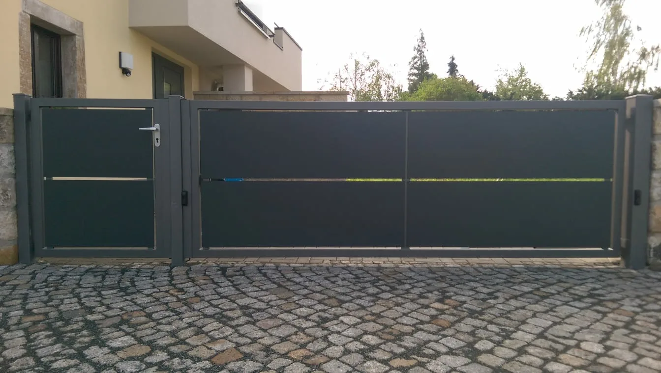 Drehflügeltoranlage Trespa (2)