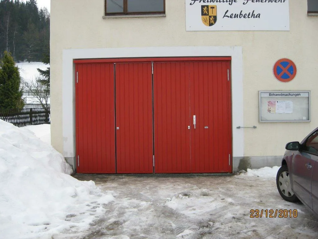 Falttor FFW, Nord. Fichte, RAL farbbeschichtet