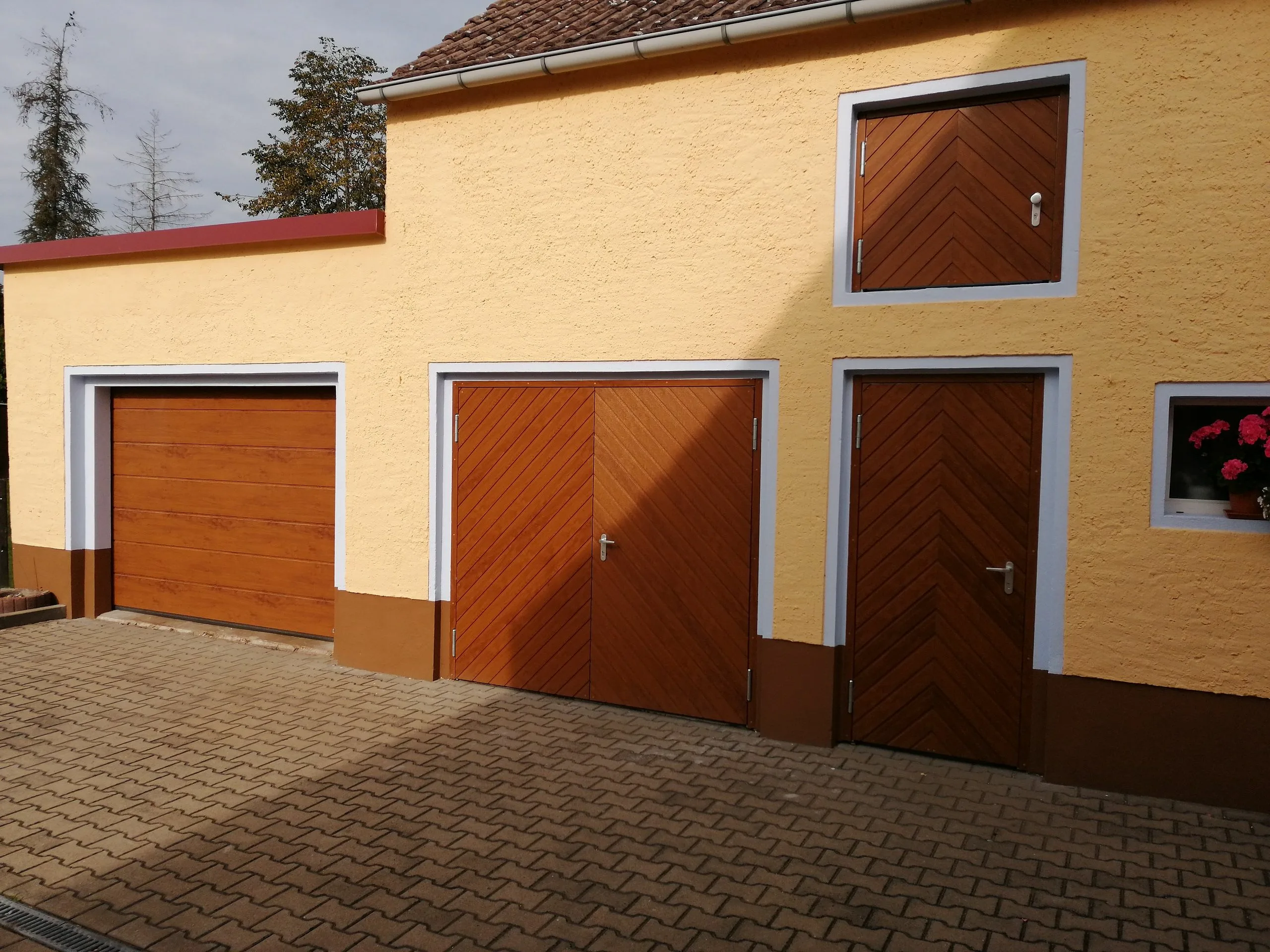 Flügeltor, Nebentür,Luke und Sectionaltor in Golden Oak