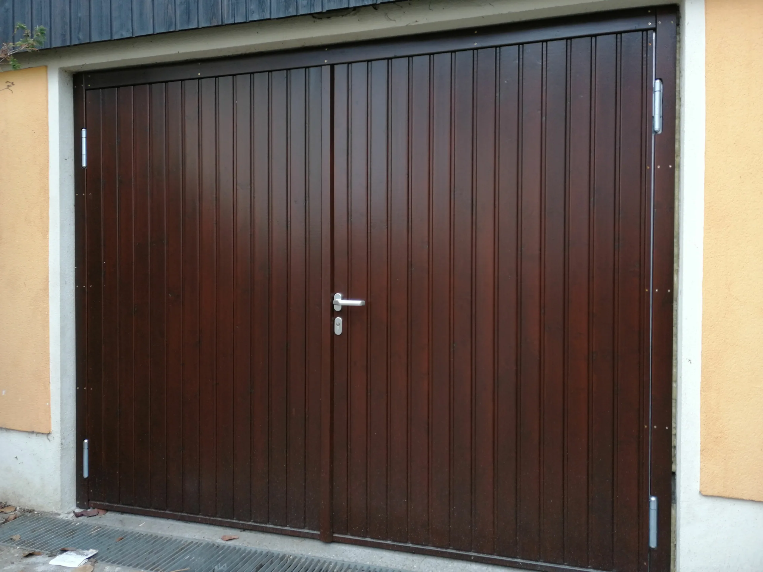 Flügeltor Nordische Fichte, nussbaum