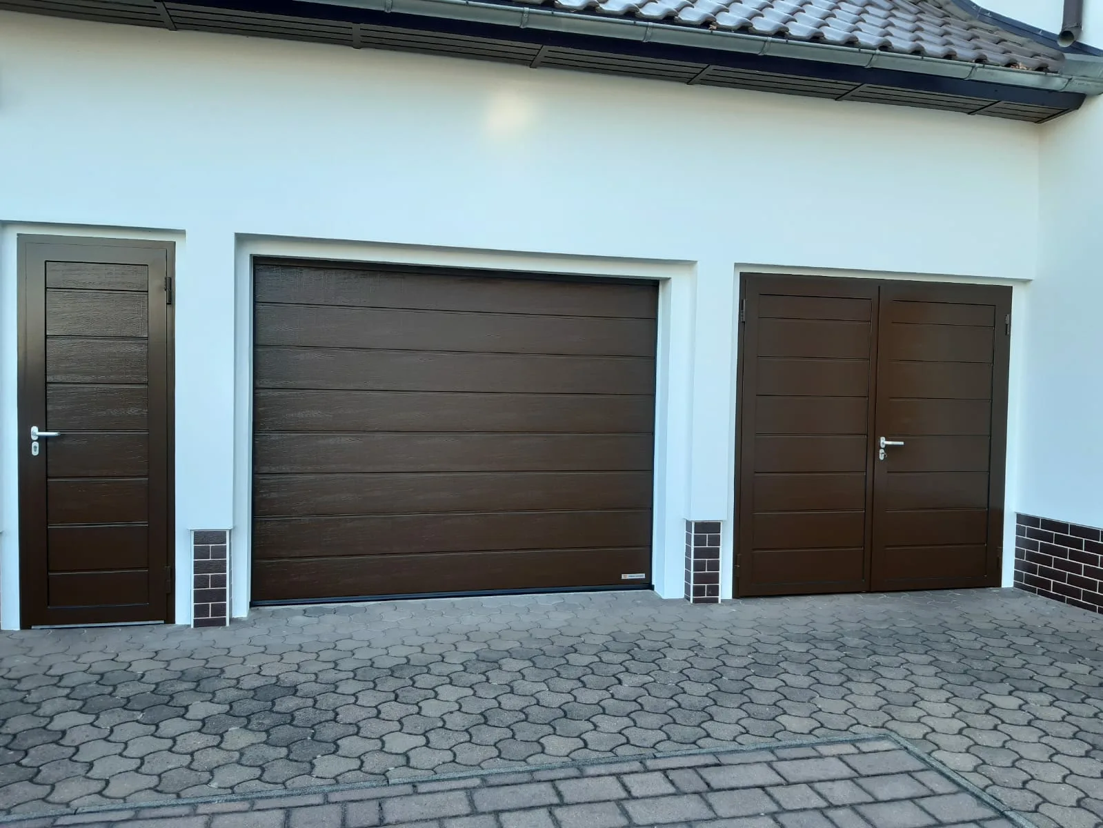 Flügeltor, Sectionaltor und Tür, ansichtsgleich