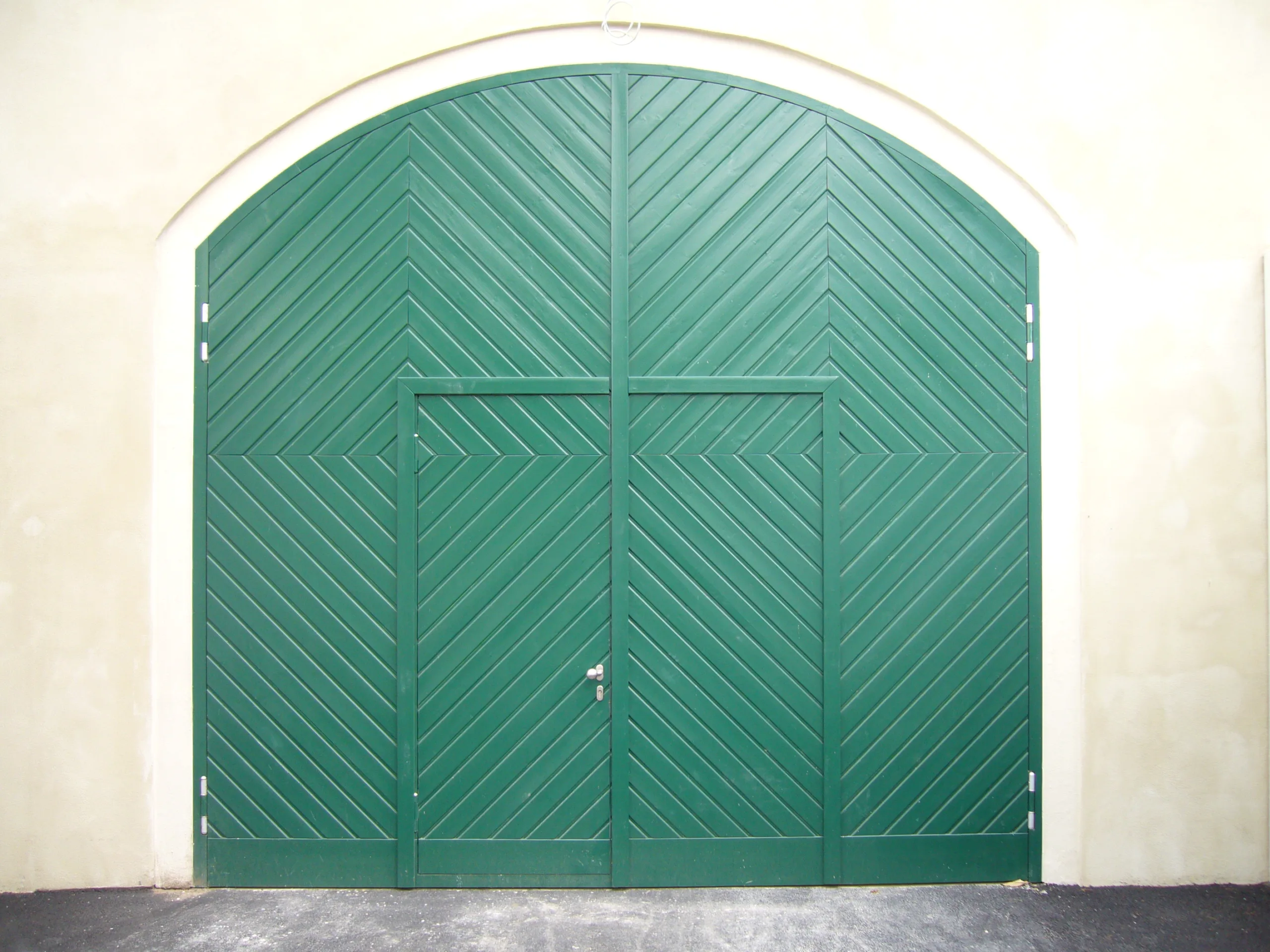 Flügeltor mit Bogen und Schlupftür(200)