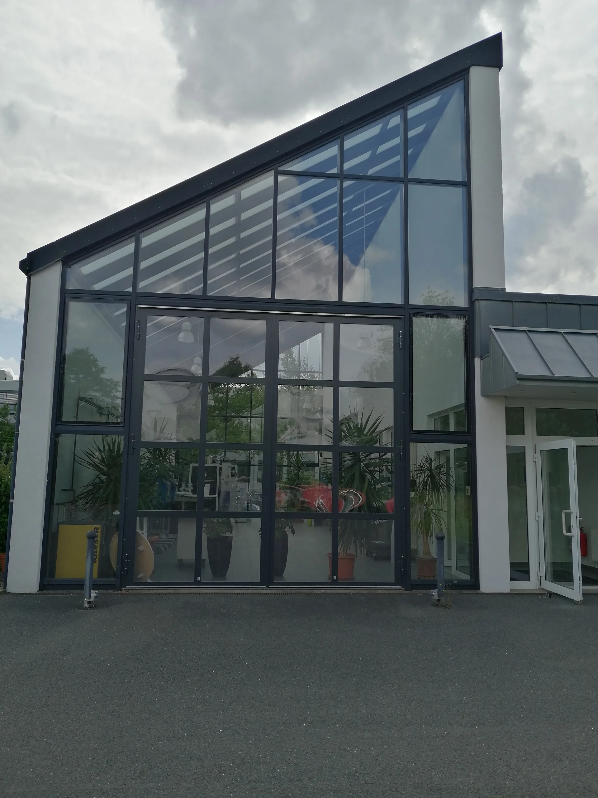 Flügeltor mit Glasfüllung