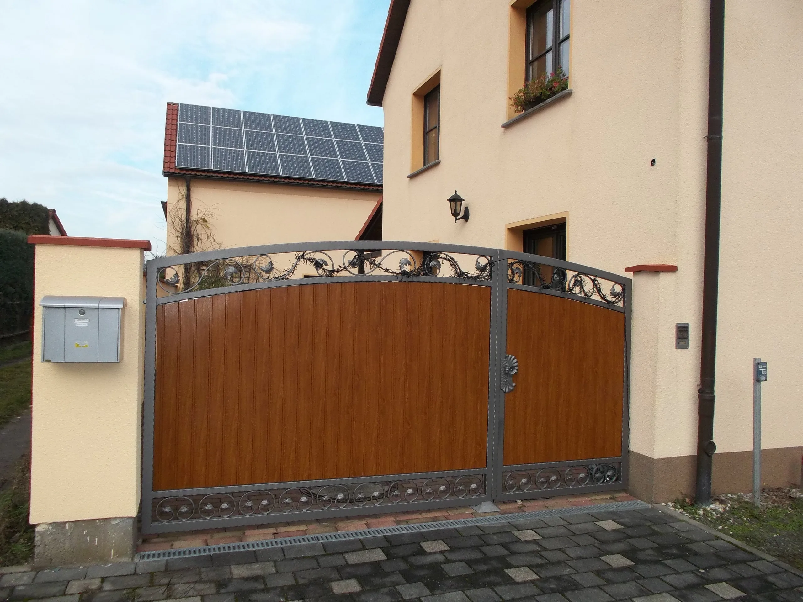 Hofdrehtor Kömapan, Schnörkel, Bogen, asymetrisch