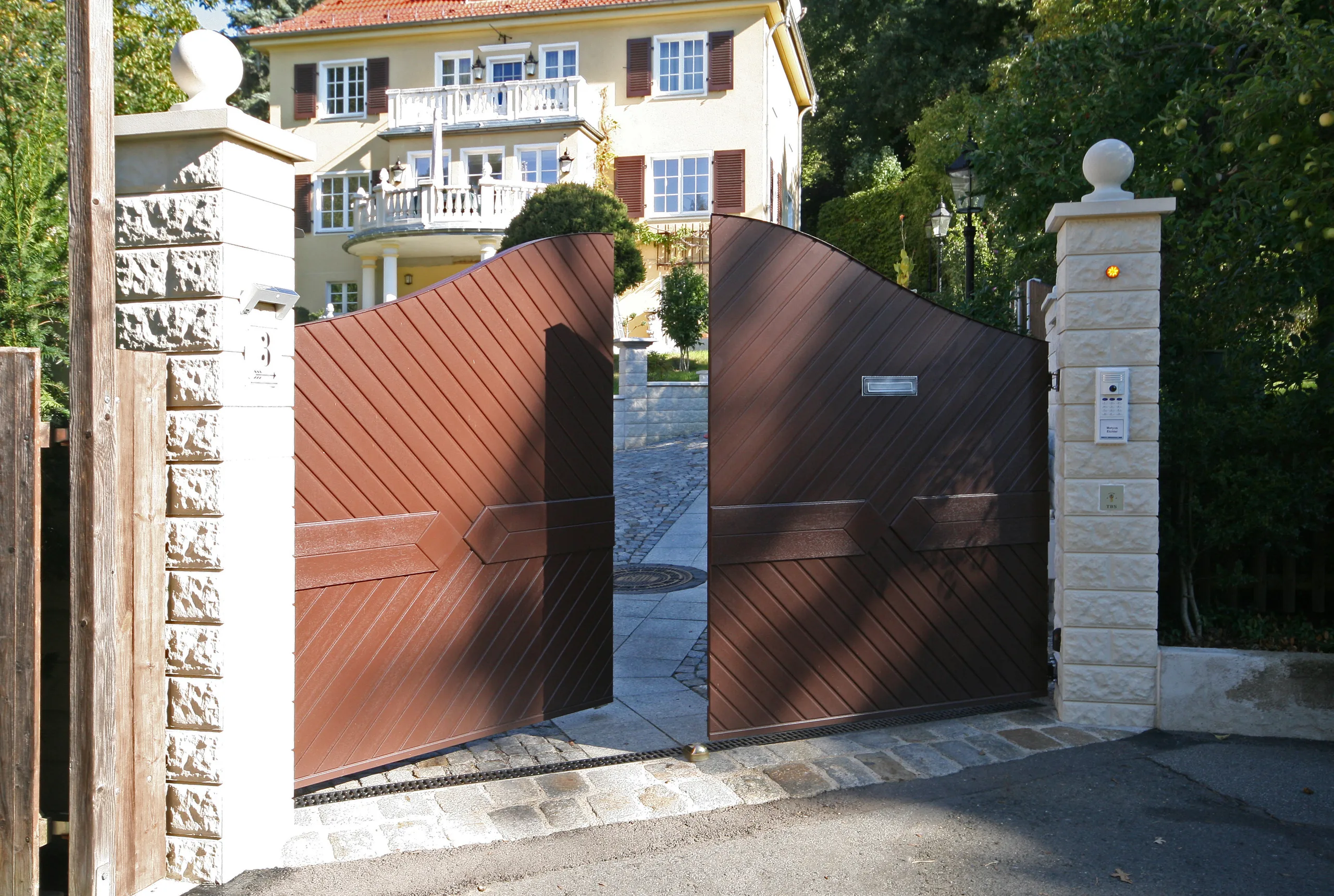 Hofdrehtor TYP Lindau Meranti (2)