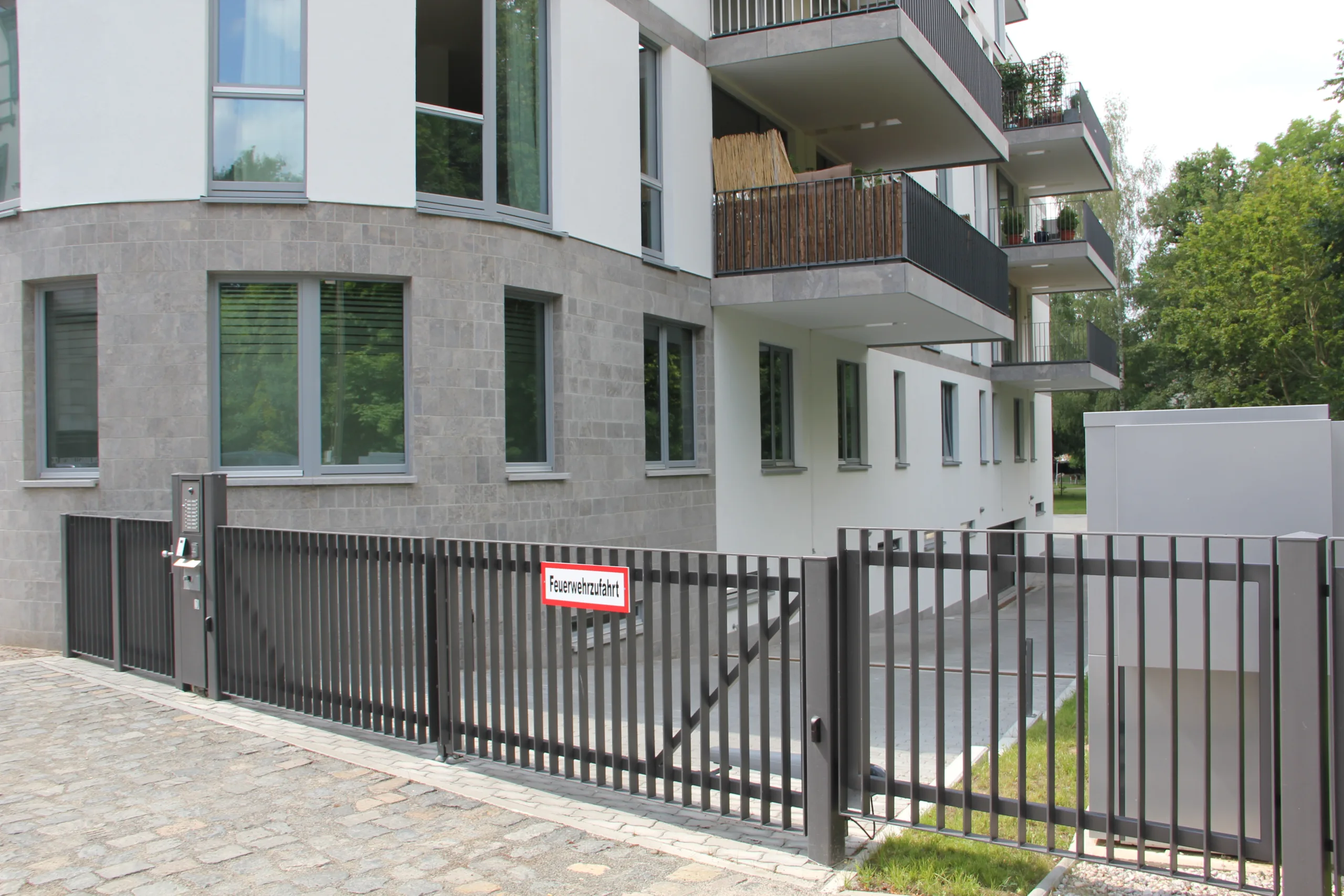 Hofdrehtor mit Flacheisenfüllung