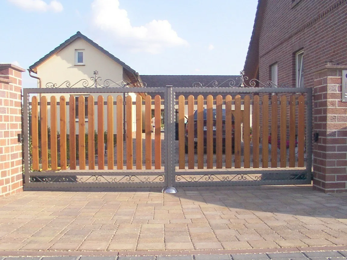 Hofdrehtor mit Lattenfüllung und Schnörkeln