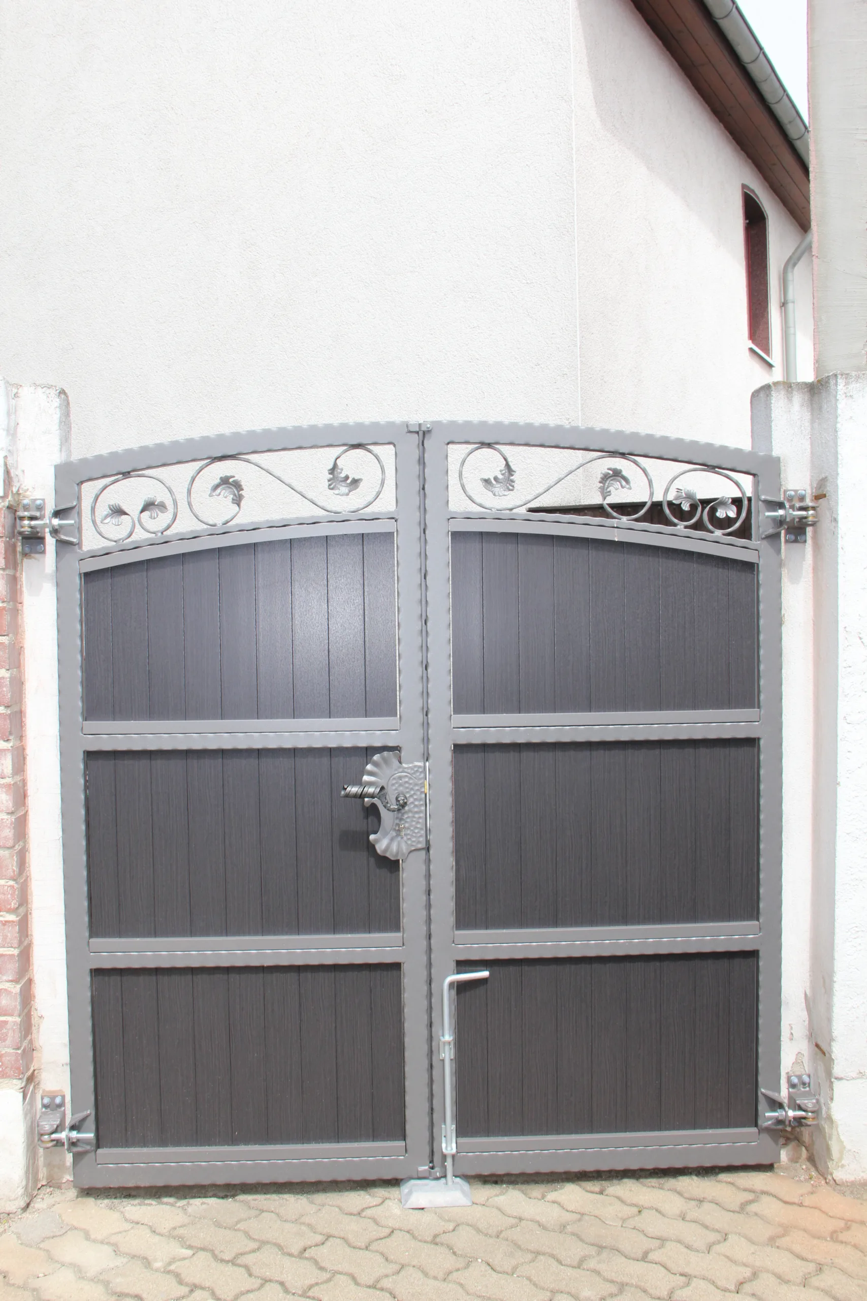 Hofdrehtor mit Schnörkeln und Kömapan Bergeiche, innen