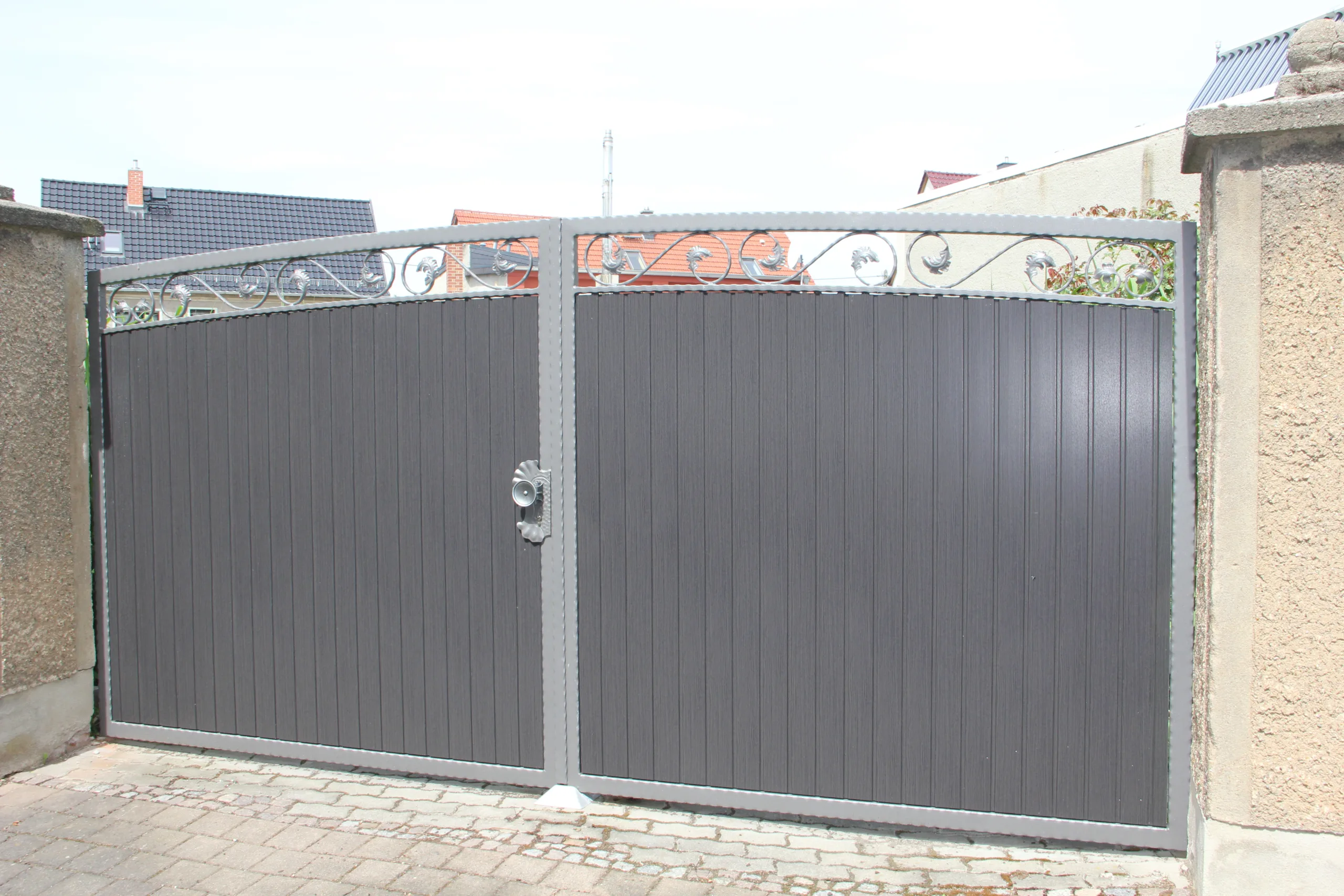 Hofdrehtor mit Schnörkeln und Kömapan Bergeiche