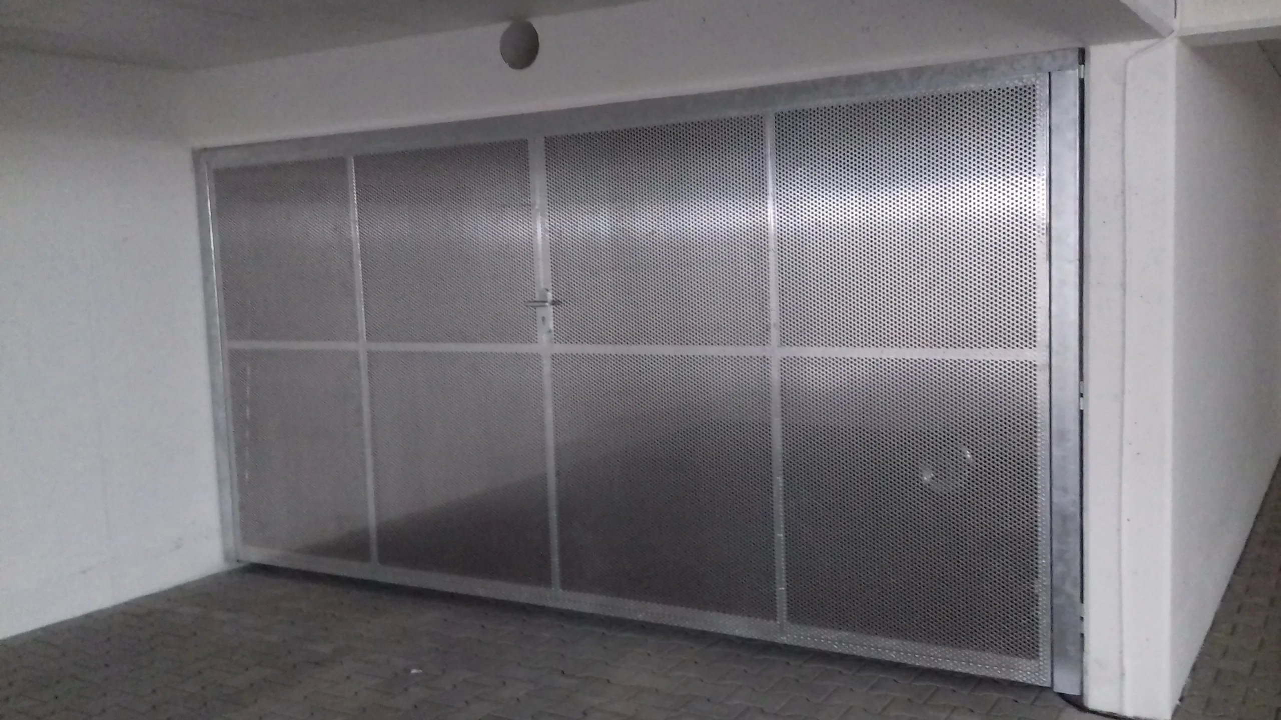 Kipptor mit Lochblech