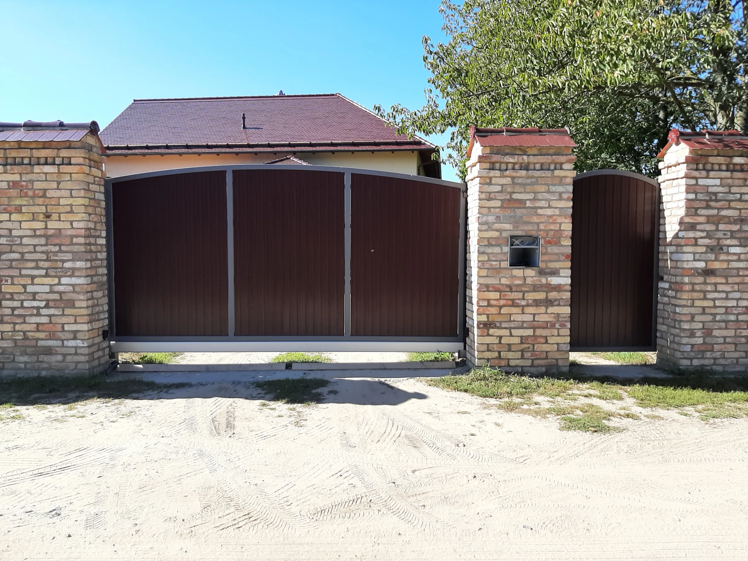 Schiebetor freitragend Kömapan Mahagoni, Bogen