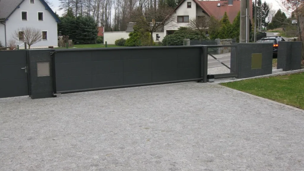 Schiebetor mit Trespa innen und außen (2)