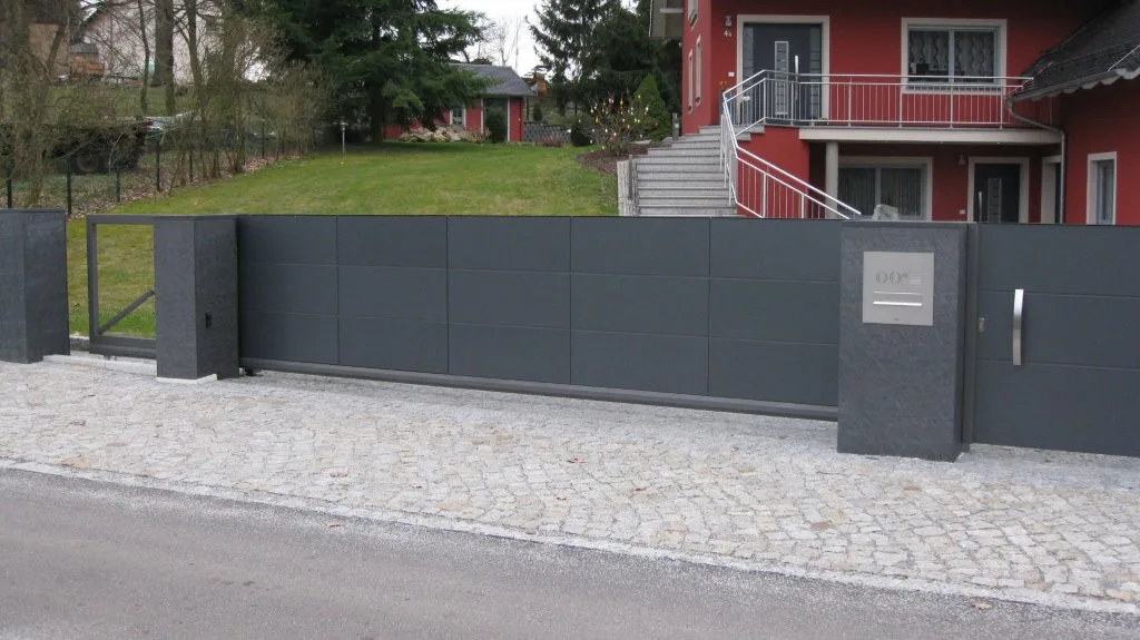 Schiebetor mit Trespa innen und außen (3)