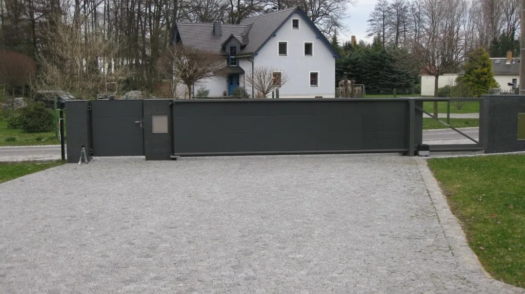 Schiebetor mit Trespa innen und außen