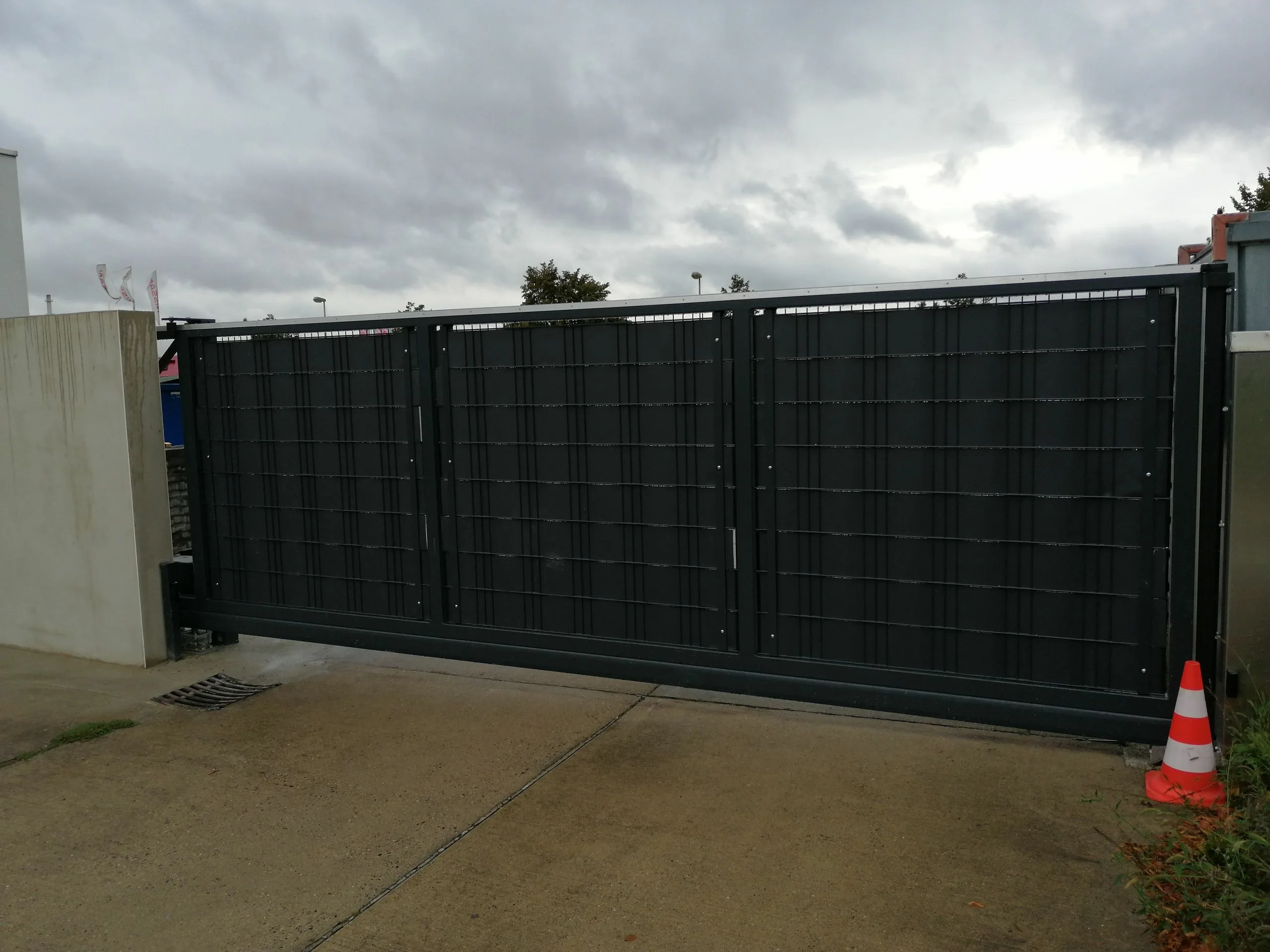 Schiebetoranlage mit Gitterstabmatte