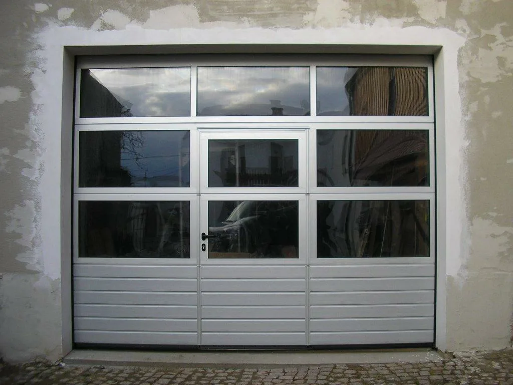 Sectionaltor m. Schlupftür u. Verlasungen 01